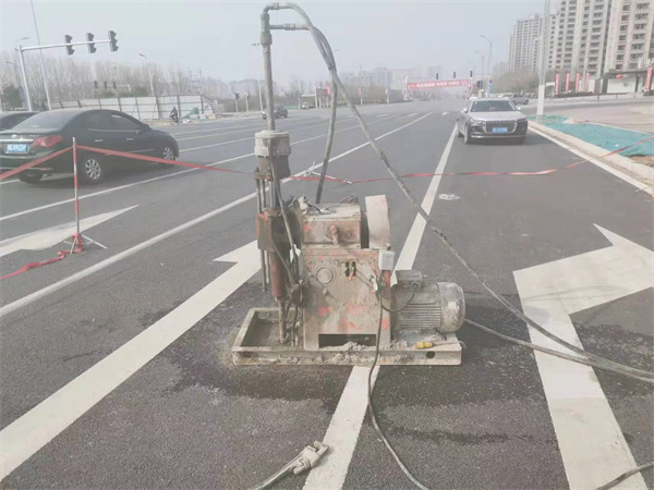 皋兰公路路面下沉沉降开裂注浆加固施工